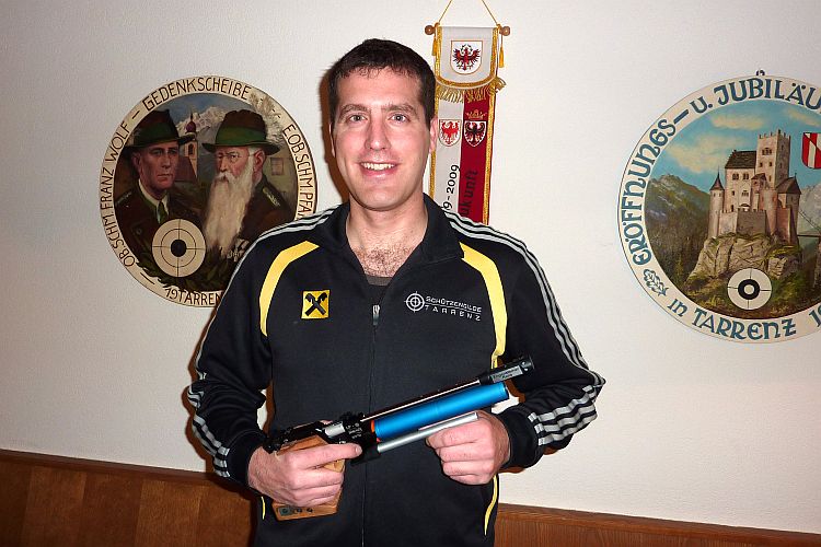 Rene Engensteiner mit seiner Pistole