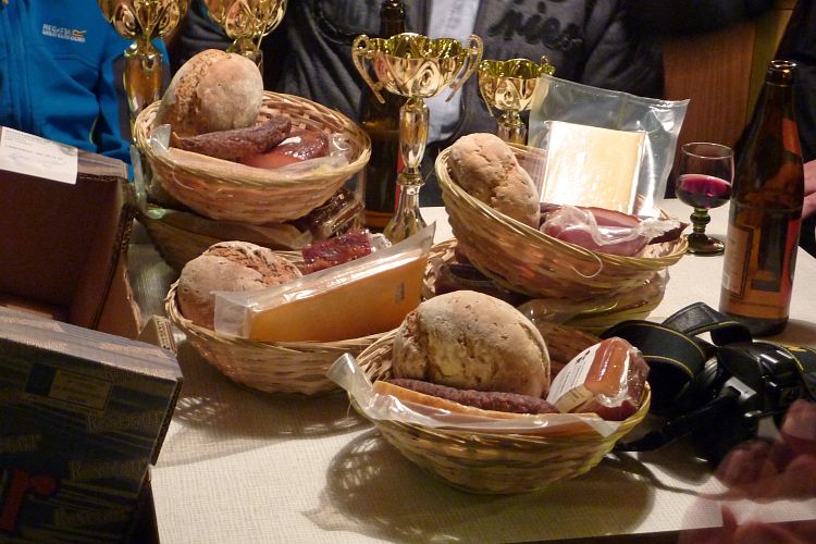 Die Preise - Körbe mit leckerem Inhalt - Brot, Speck, Käse, ...