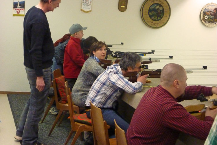 2014 VK-Hobby Mieming 1 5 Schützen am Schießstand 2