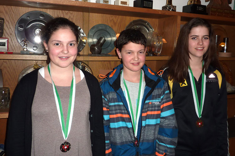 2016 Bezirksmeisterschaft LG 3 Drei Nachwuschschützen mit Medaillen