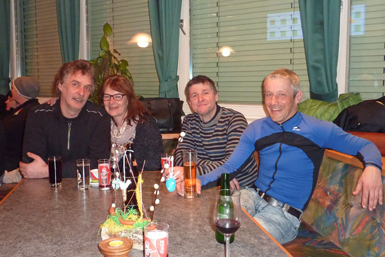 Vier Tarrenzer Hobby-Schützen am Tisch