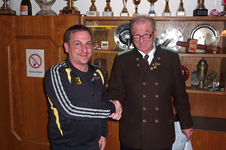 2016 Jahreshauptversammlung 3 Der alte und neue Oberschützenmeister beim Handschlag