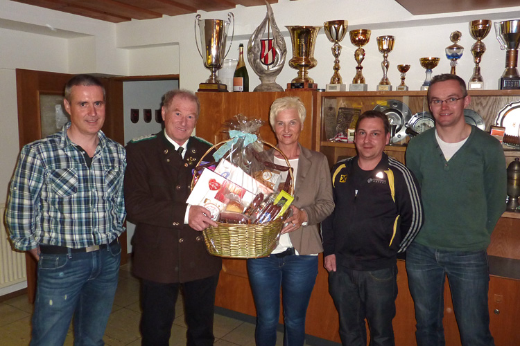 2016 Jahreshauptversammlung 5 Übergabe des Geschenkkorbs