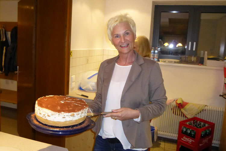 2016 Jahreshauptversammlung 7 Ivka Berghammer mit Kuchen