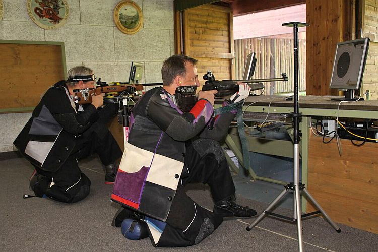 Edwin Köll beim Knieend-Anschlag