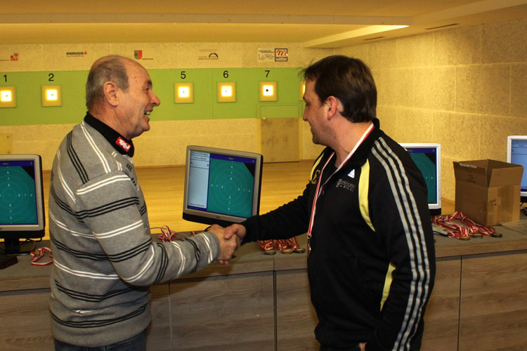 Edwin Köll erhält die Silbermedaille