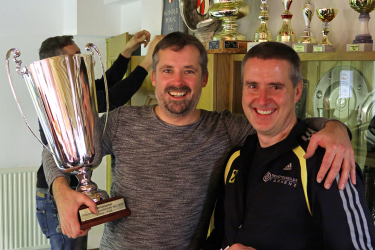 2017 Tarrenz-Fließ 39 2 Marco Neuner mit Wanderpokal