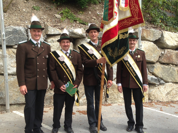 4 Tarrenzer mit Landesfahne