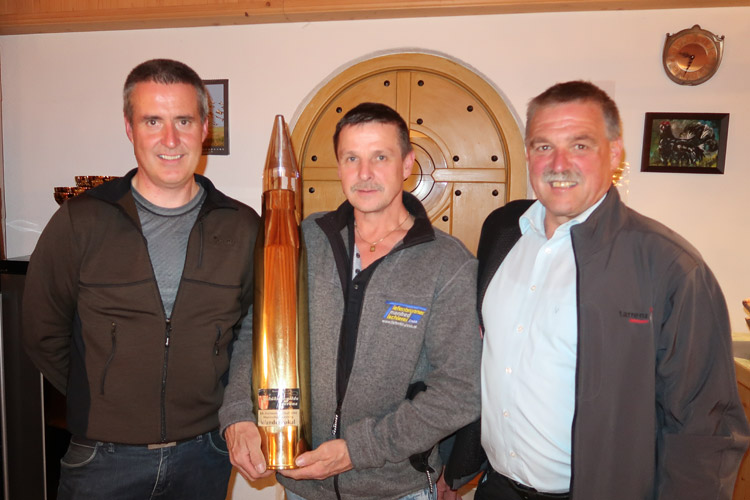 Manfred Tiefenbrunner mit Siegestrophäe