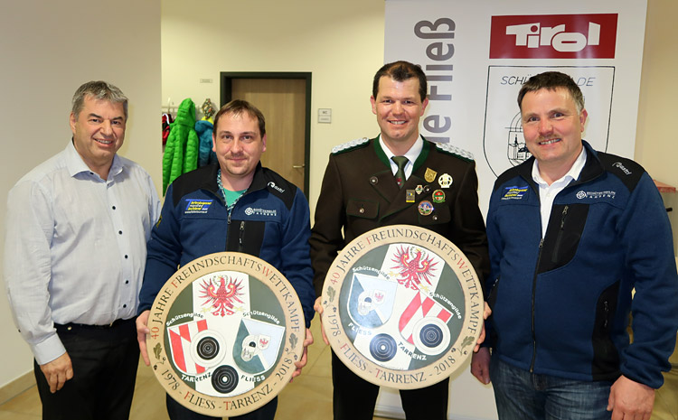 Übergabe der großen Gedenkscheiben