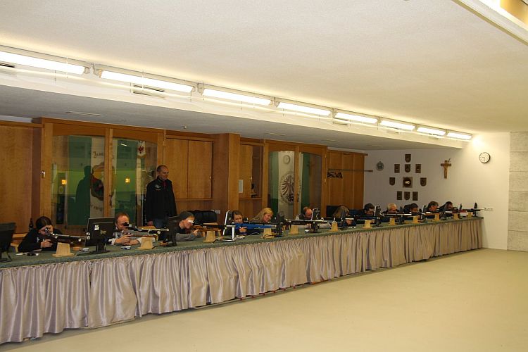 Schützen beim Schießen am Haiminger Schießstand