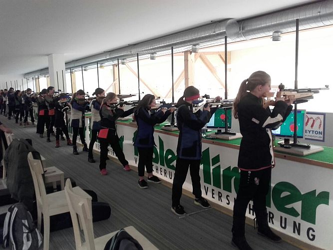 Jugendschützen am Schießstand