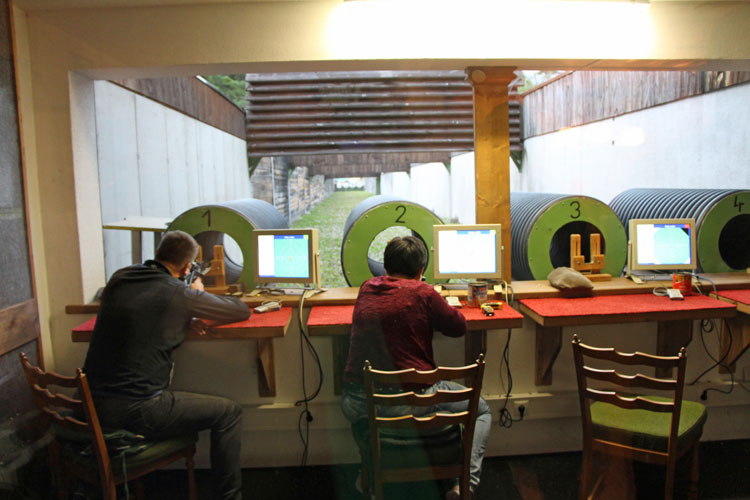 Judith am Schießstand