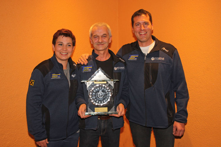 Tarrenz 1 mit Siegerpokal