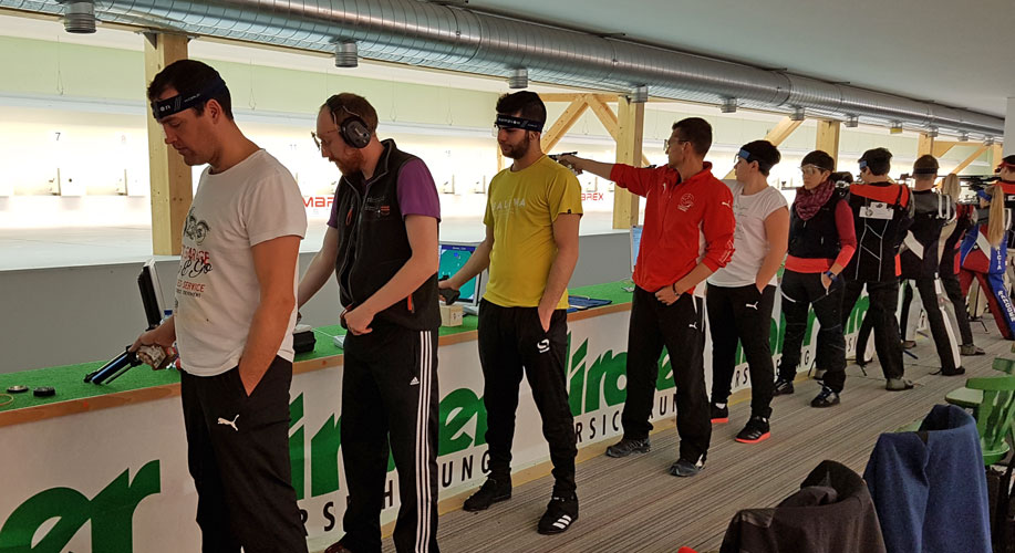 Pistolenschützen am Schießstand