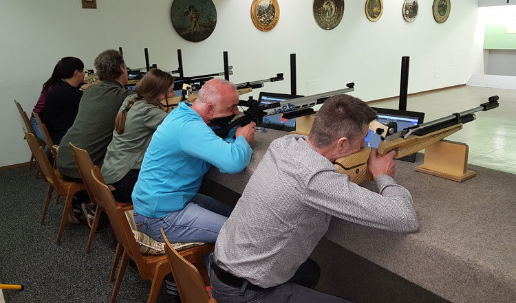 Schießstand mit Schützen aufgelegt