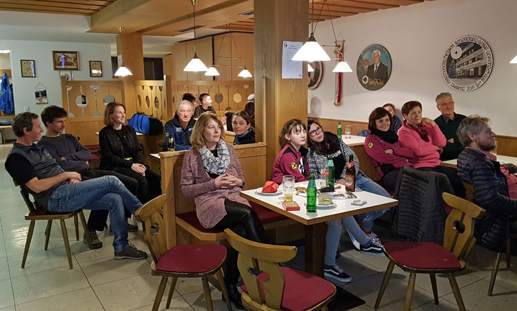 Teilnehmer im Schießlokal sitzend